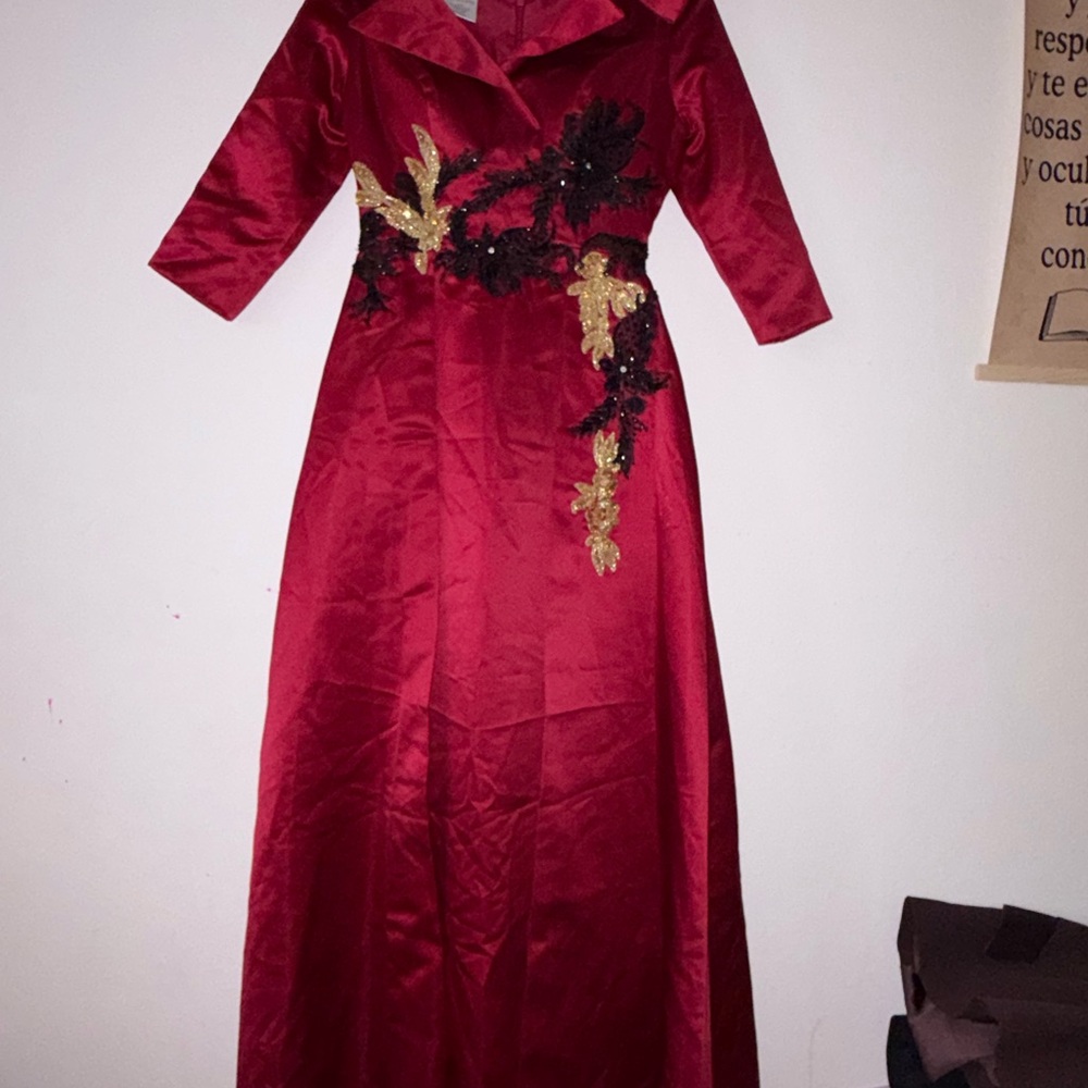 Red Satin Long-Sleeve Evening Dress with Appliqué Detail - Picture 3 of 15